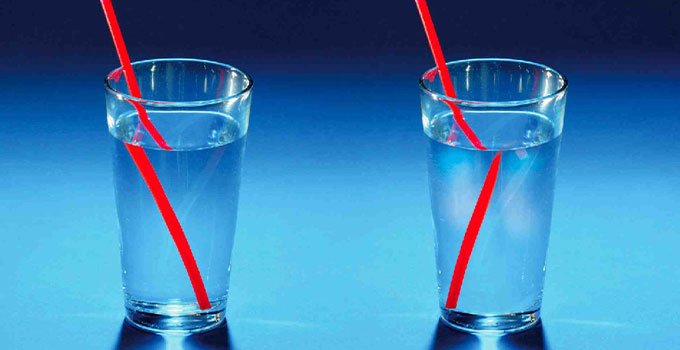 iki bardak içinde ışığın kırılmasının gösterilmesi